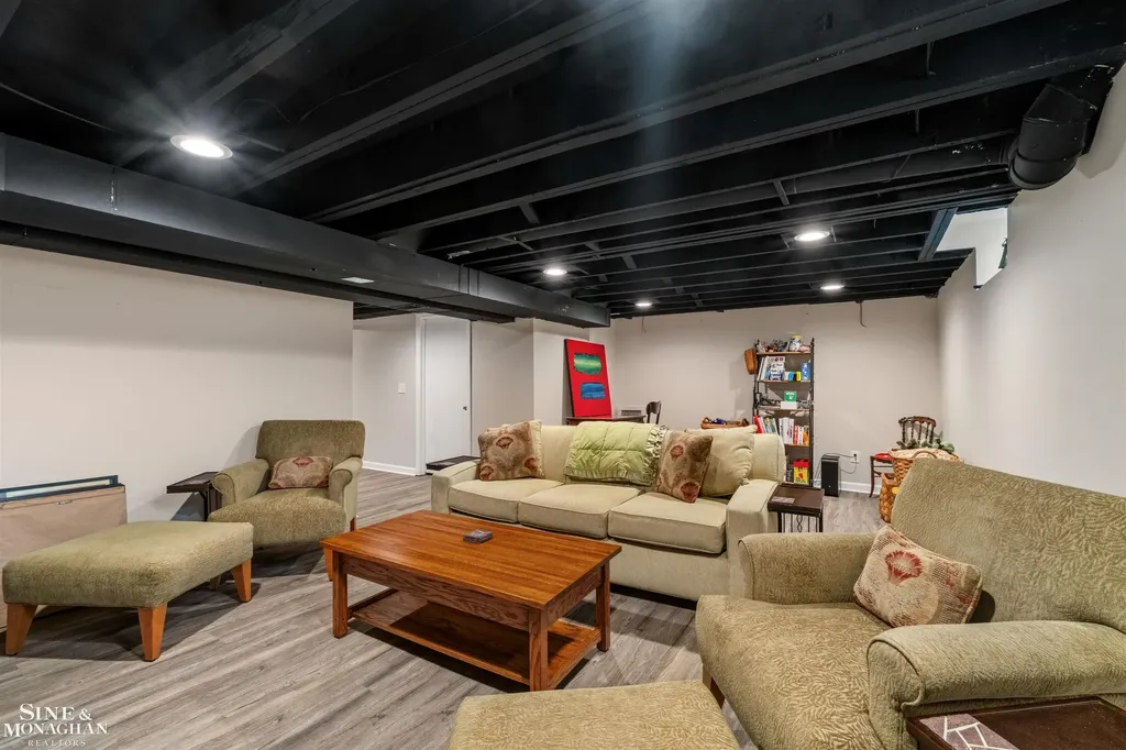 1061 N Renaud Road Grosse Pointe Woods City MI 48236
