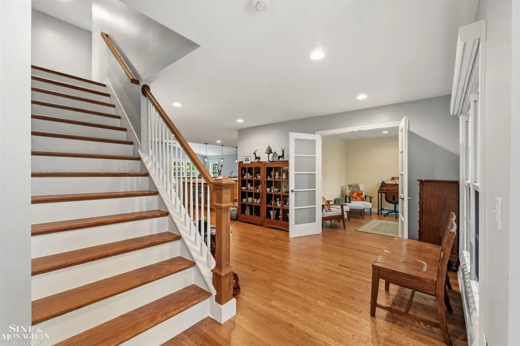 1061 N Renaud Road Grosse Pointe Woods City MI 48236