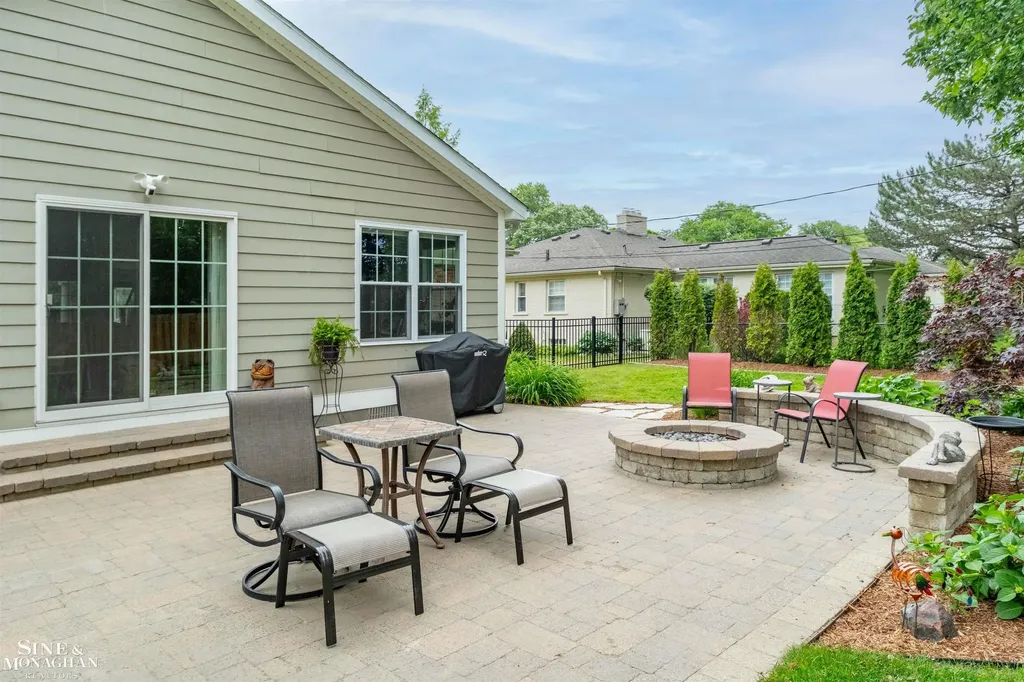 1061 N Renaud Road Grosse Pointe Woods City MI 48236
