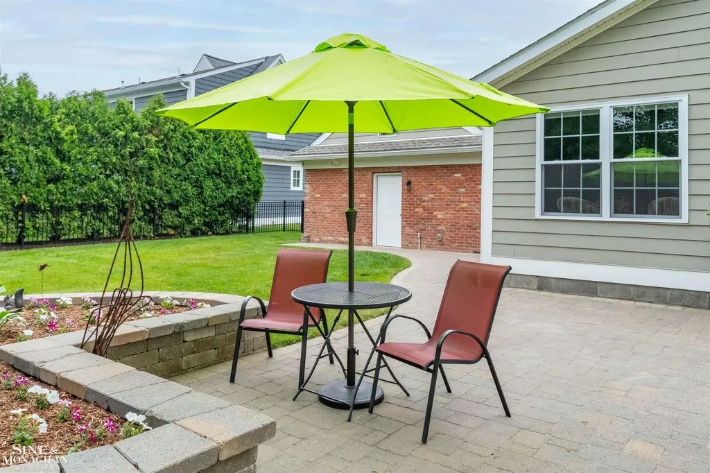 1061 N Renaud Road Grosse Pointe Woods City MI 48236