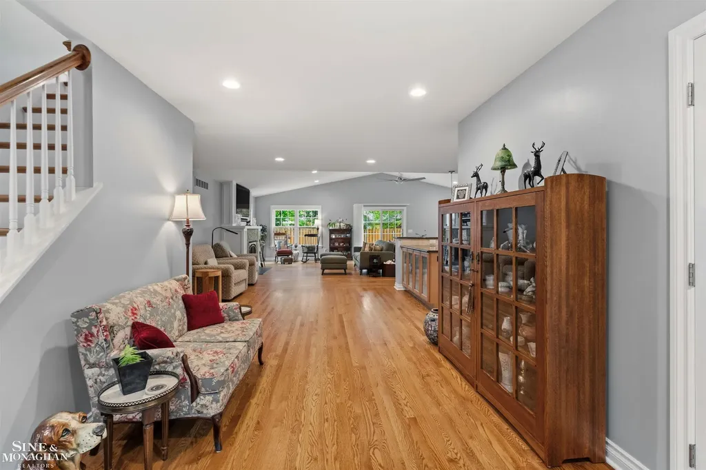 1061 N Renaud Road Grosse Pointe Woods City MI 48236