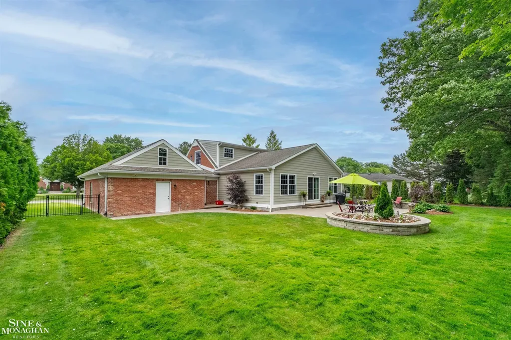 1061 N Renaud Road Grosse Pointe Woods City MI 48236