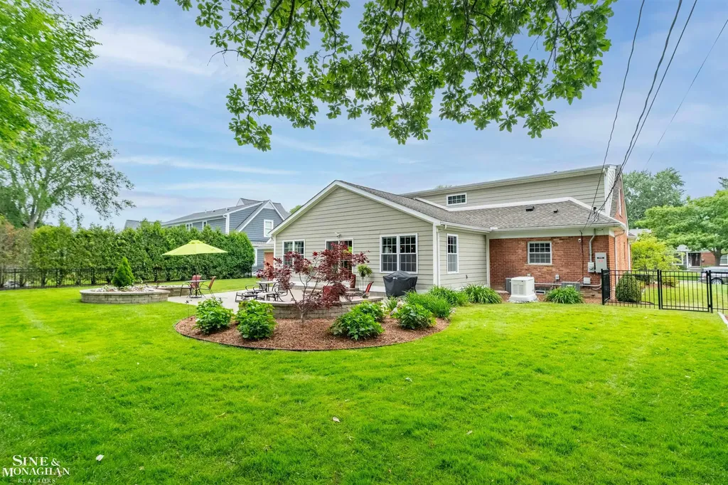 1061 N Renaud Road Grosse Pointe Woods City MI 48236