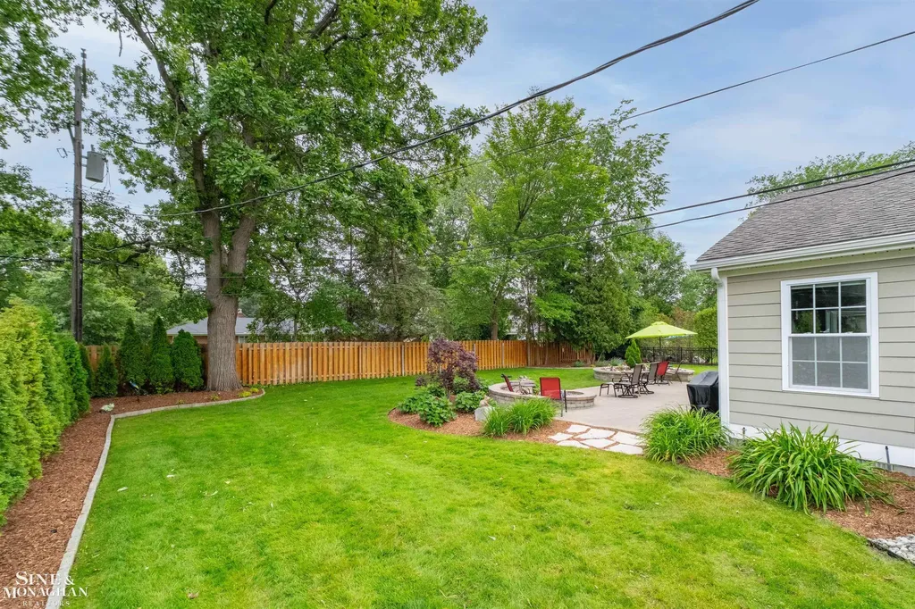 1061 N Renaud Road Grosse Pointe Woods City MI 48236