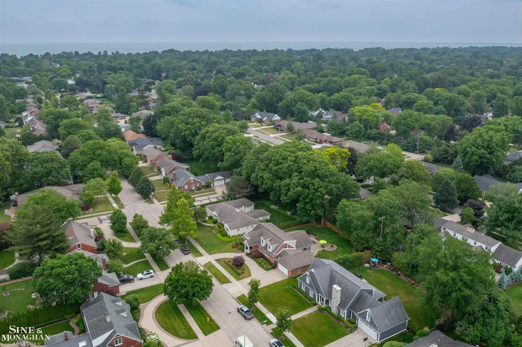 1061 N Renaud Road Grosse Pointe Woods City MI 48236