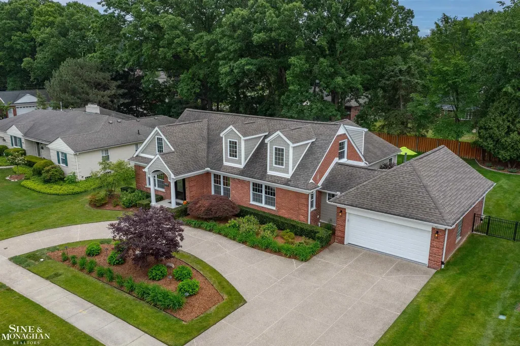 1061 N Renaud Road Grosse Pointe Woods City MI 48236