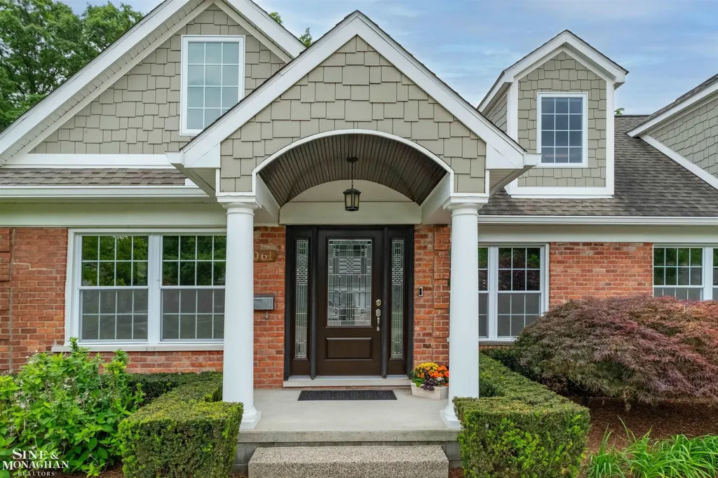 1061 N Renaud Road Grosse Pointe Woods City MI 48236