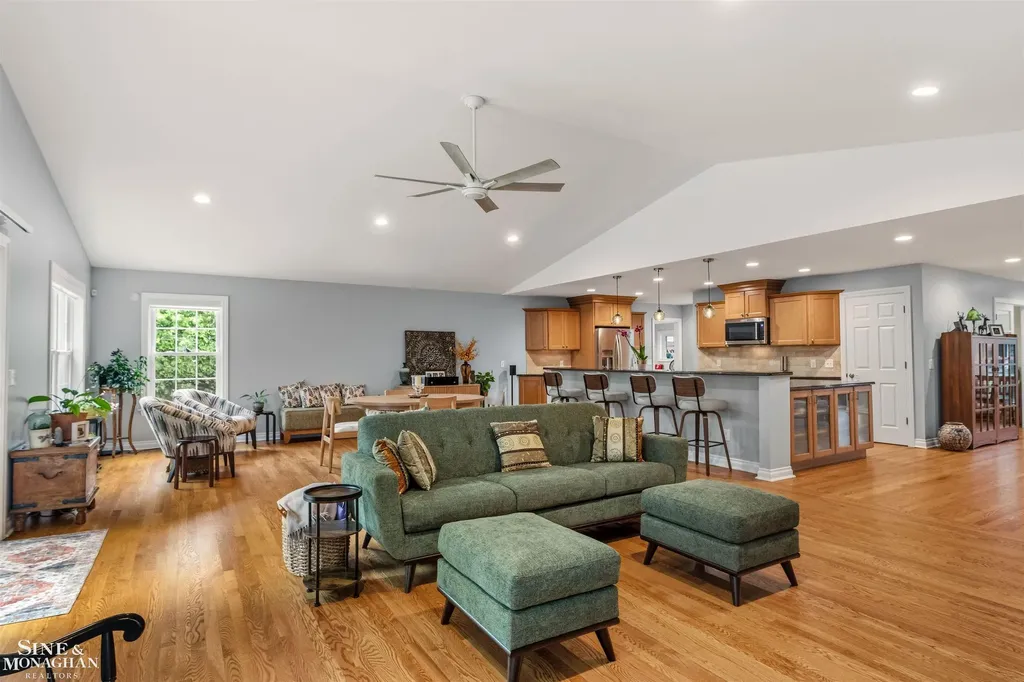 1061 N Renaud Road Grosse Pointe Woods City MI 48236