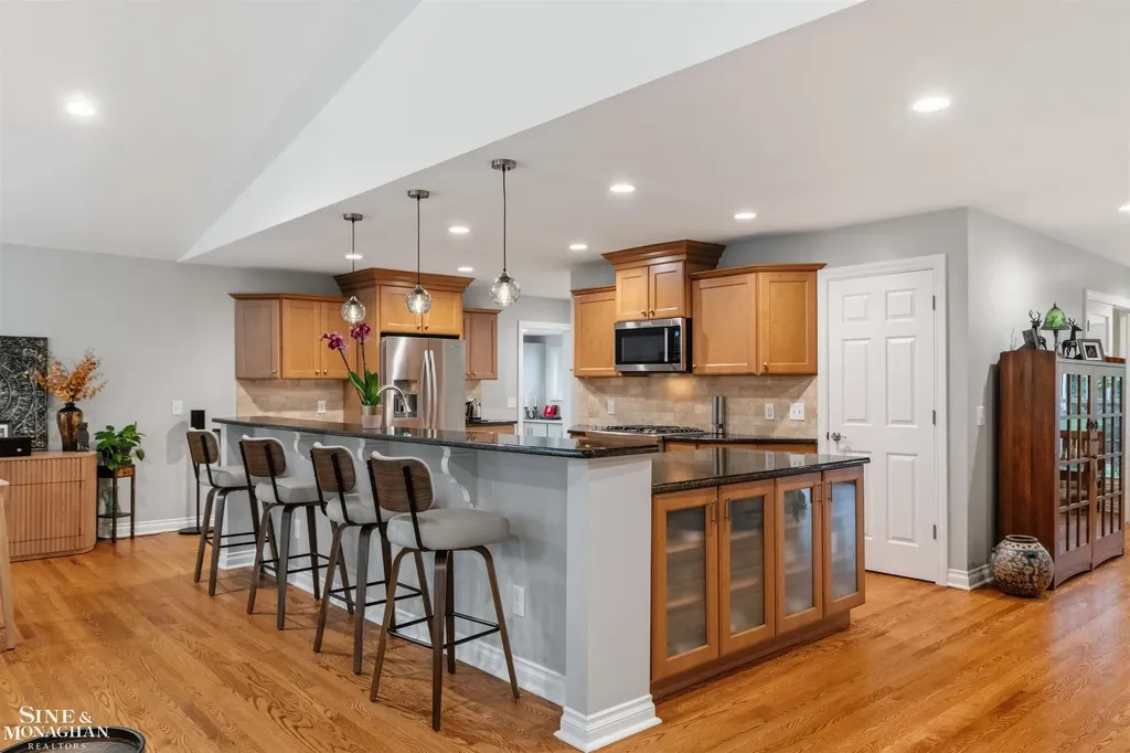 1061 N Renaud Road Grosse Pointe Woods City MI 48236