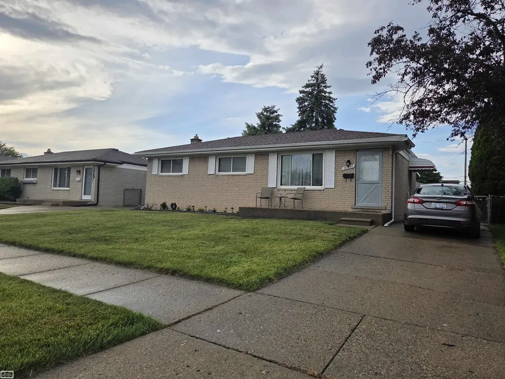 27697 Larry Street Roseville City MI 48066