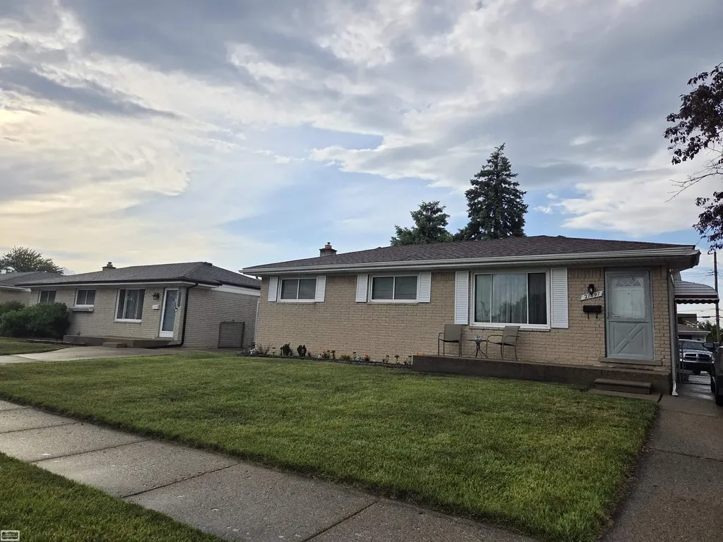 27697 Larry Street Roseville City MI 48066