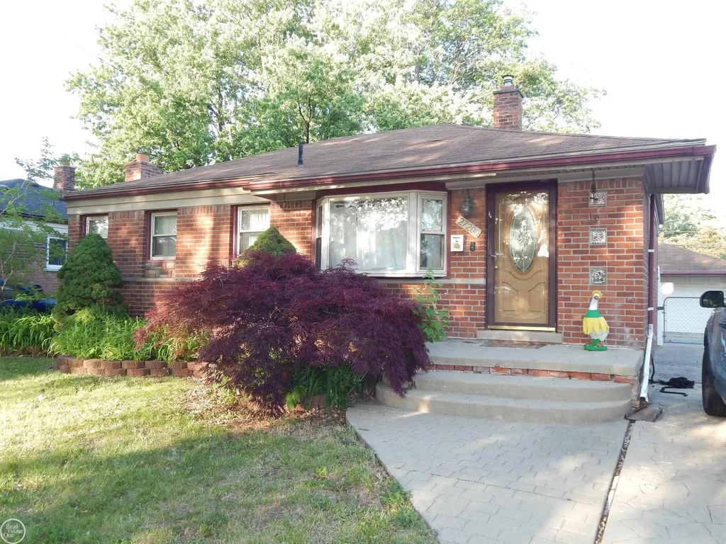 27200 Larchmont Street St. Clair Shores City MI 48081