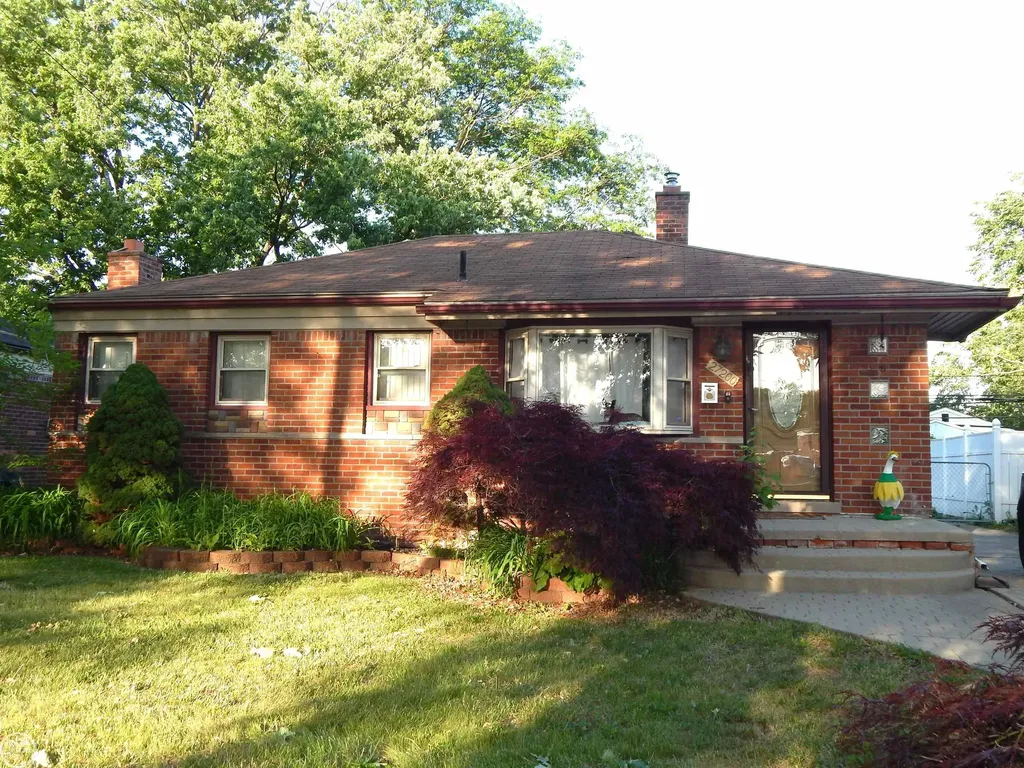27200 Larchmont Street St. Clair Shores City MI 48081