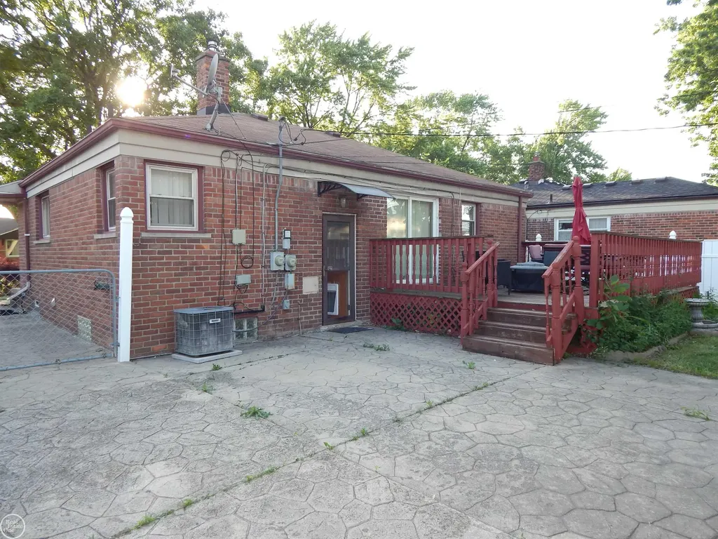27200 Larchmont Street St. Clair Shores City MI 48081