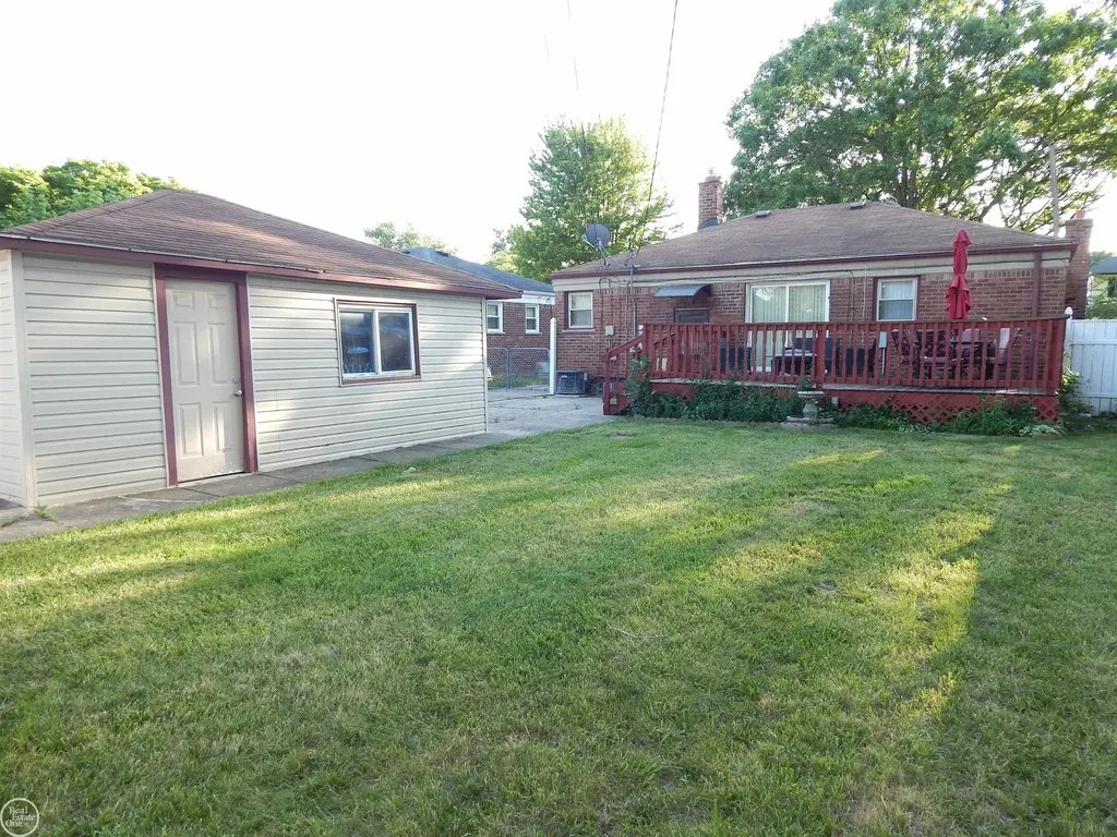 27200 Larchmont Street St. Clair Shores City MI 48081