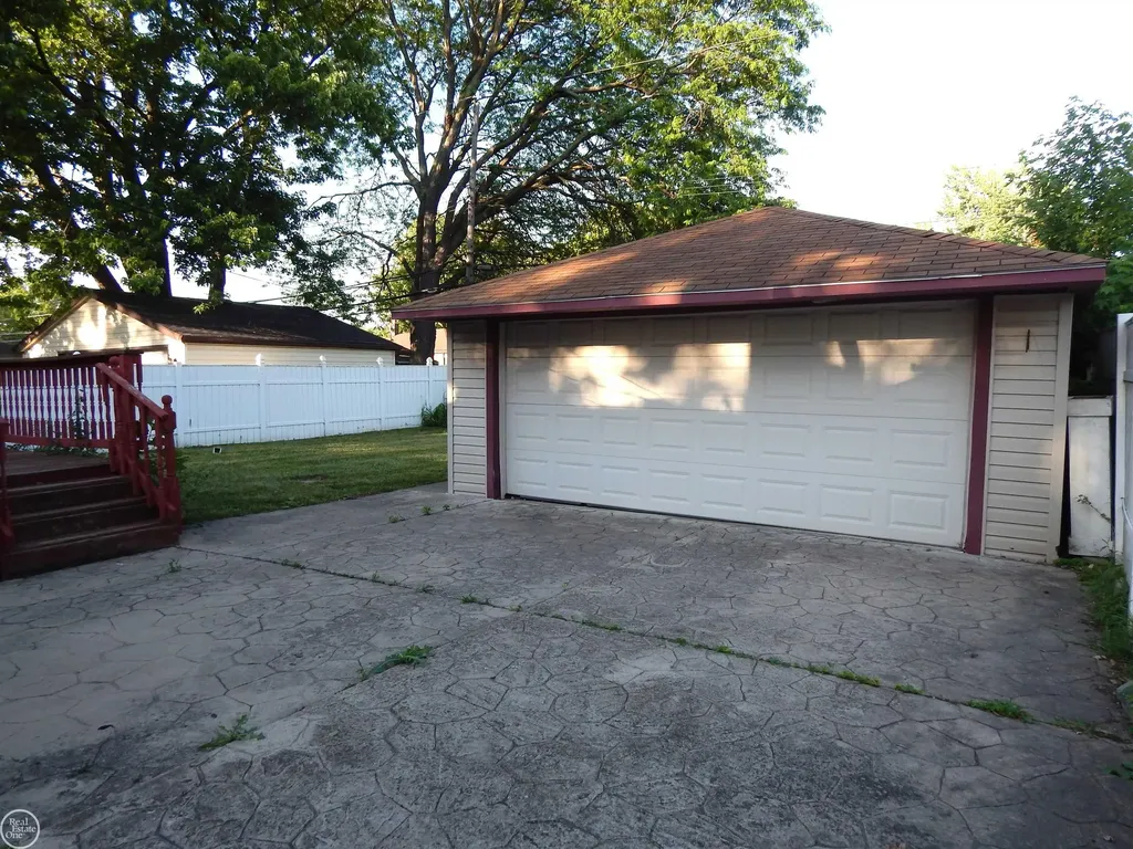 27200 Larchmont Street St. Clair Shores City MI 48081