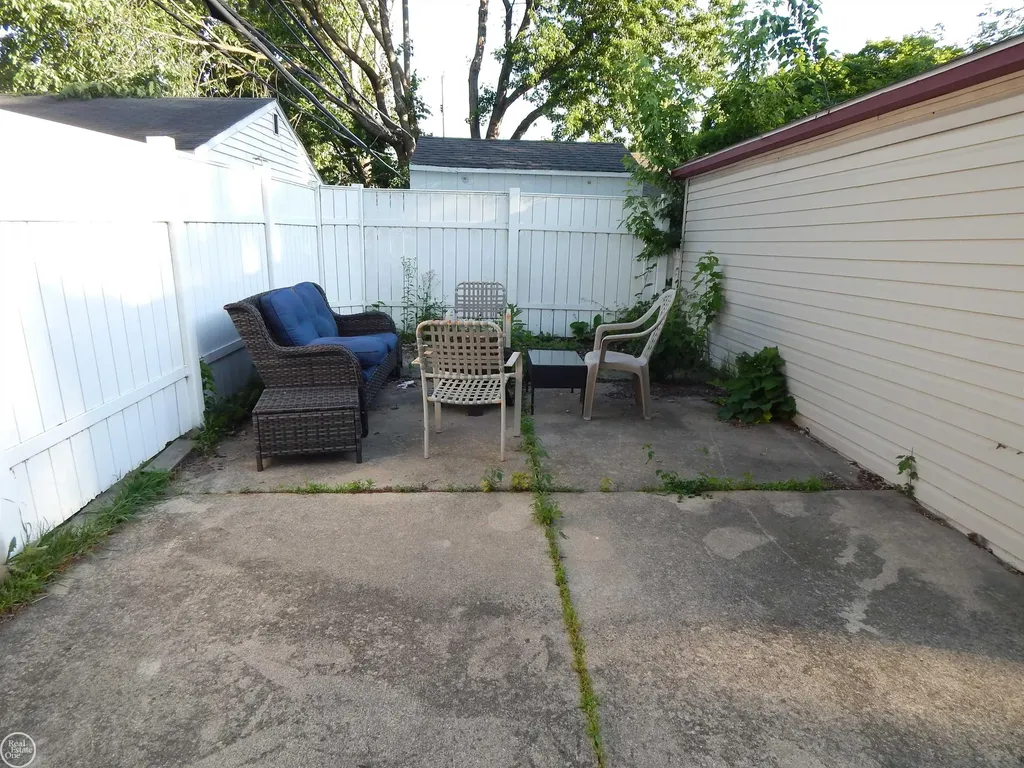 27200 Larchmont Street St. Clair Shores City MI 48081