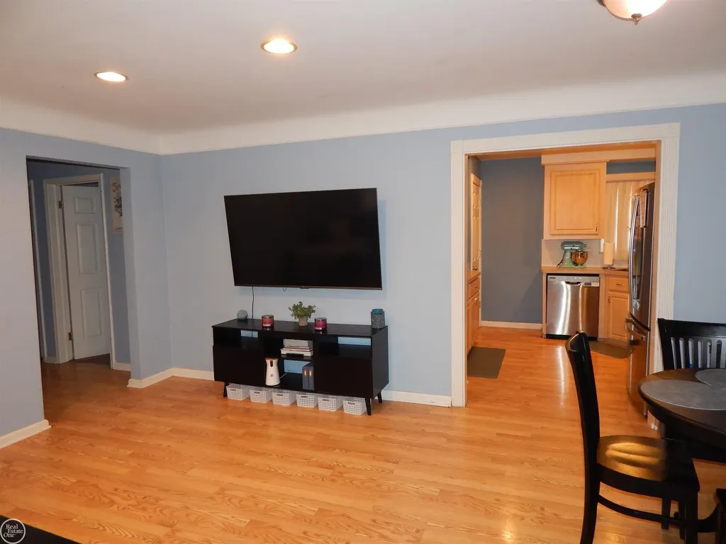 27200 Larchmont Street St. Clair Shores City MI 48081
