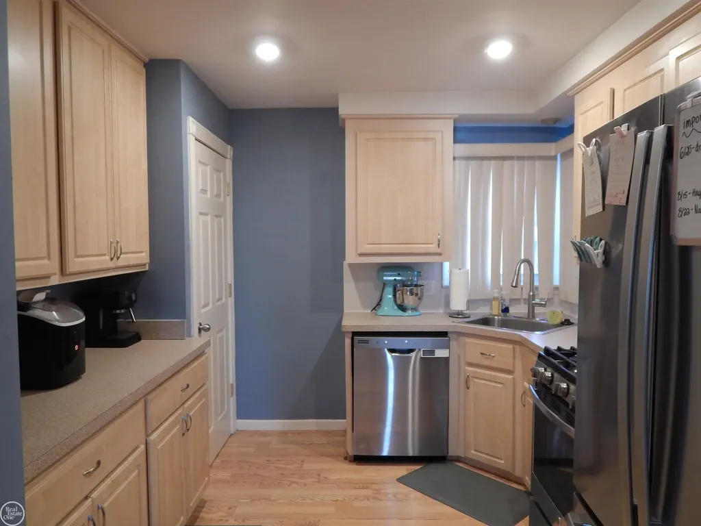27200 Larchmont Street St. Clair Shores City MI 48081
