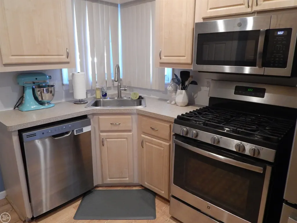 27200 Larchmont Street St. Clair Shores City MI 48081