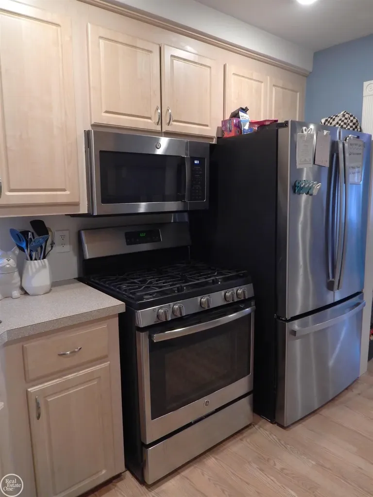 27200 Larchmont Street St. Clair Shores City MI 48081