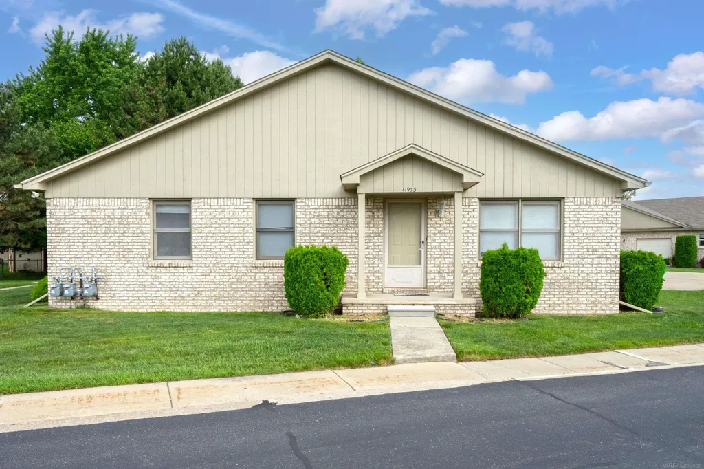 41933 King Edward Court Clinton Charter Township MI 48038