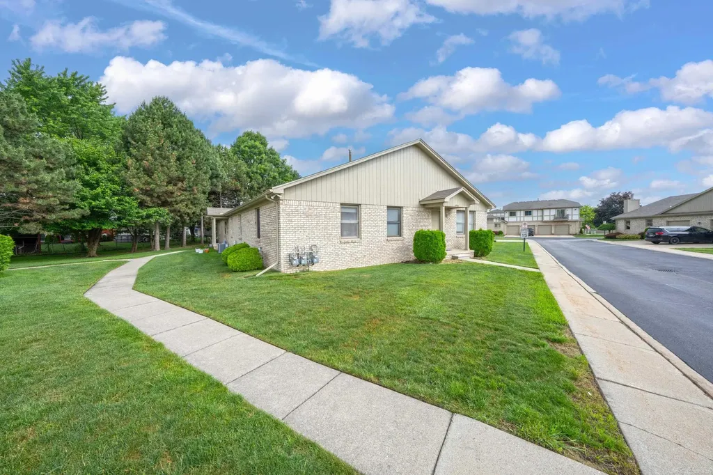 41933 King Edward Court Clinton Charter Township MI 48038