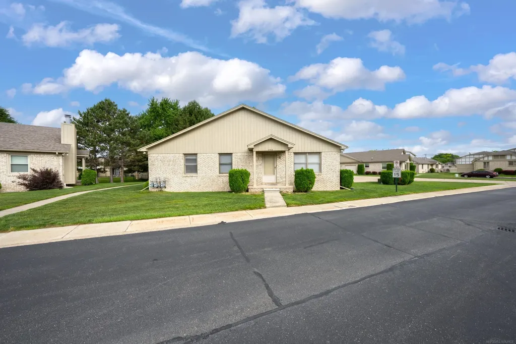 41933 King Edward Court Clinton Charter Township MI 48038