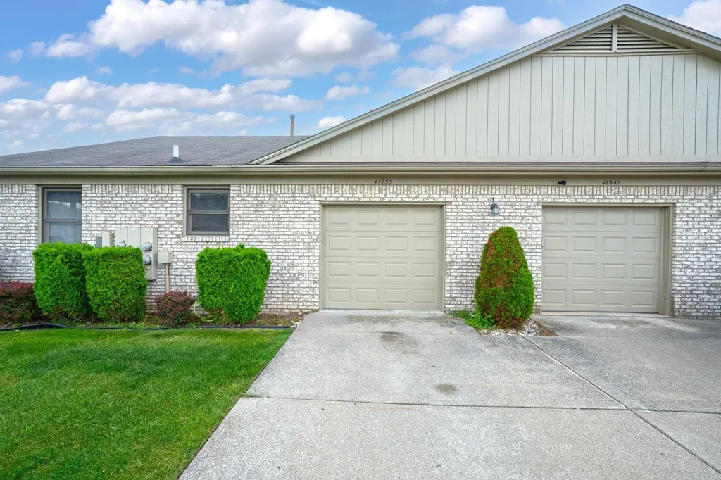 41933 King Edward Court Clinton Charter Township MI 48038