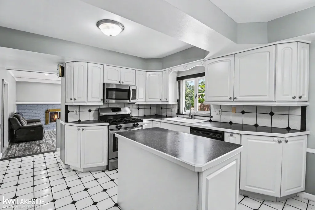 33128 Richard O Drive Sterling Heights City MI 48310