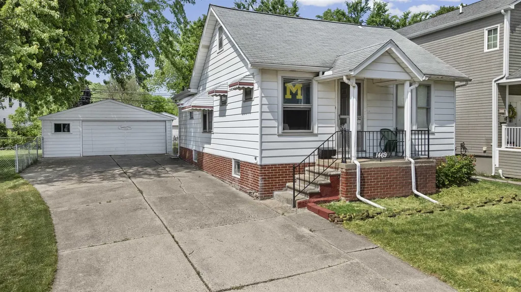 1469 Holland Street Birmingham City MI 48009