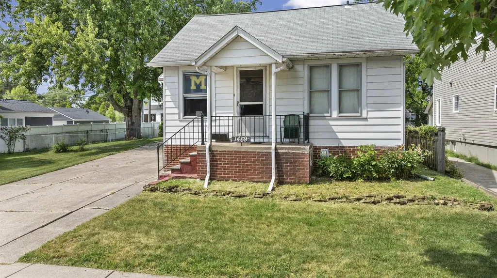 1469 Holland Street Birmingham City MI 48009