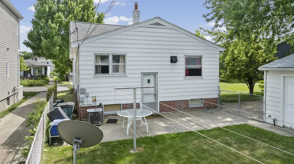1469 Holland Street Birmingham City MI 48009