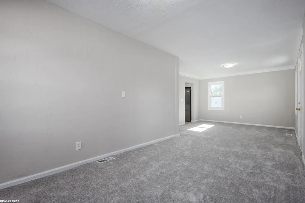 49 Fessenden St Street Mt. Clemens City MI 48043