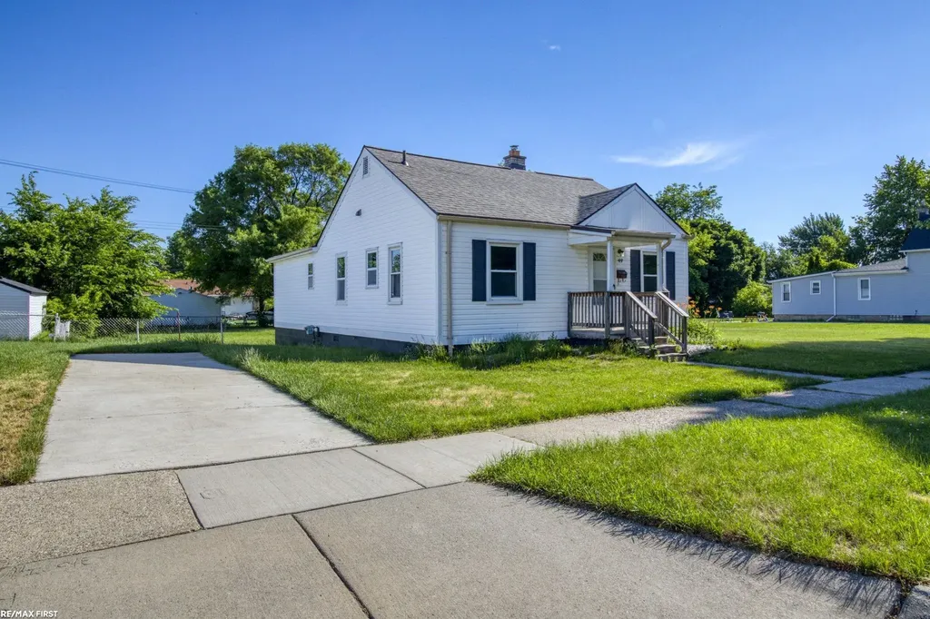 49 Fessenden St Street Mt. Clemens City MI 48043