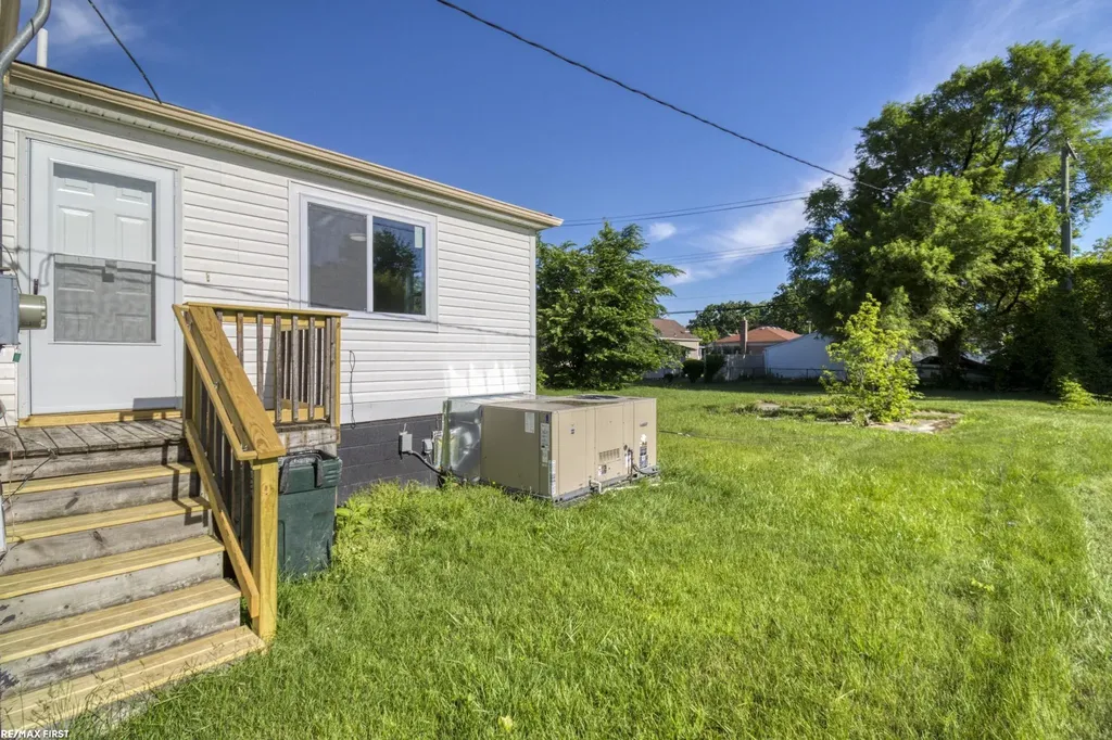 49 Fessenden St Street Mt. Clemens City MI 48043