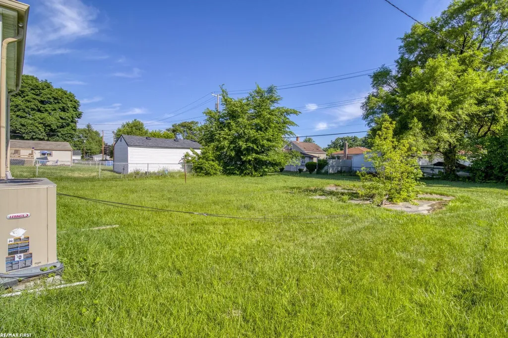 49 Fessenden St Street Mt. Clemens City MI 48043