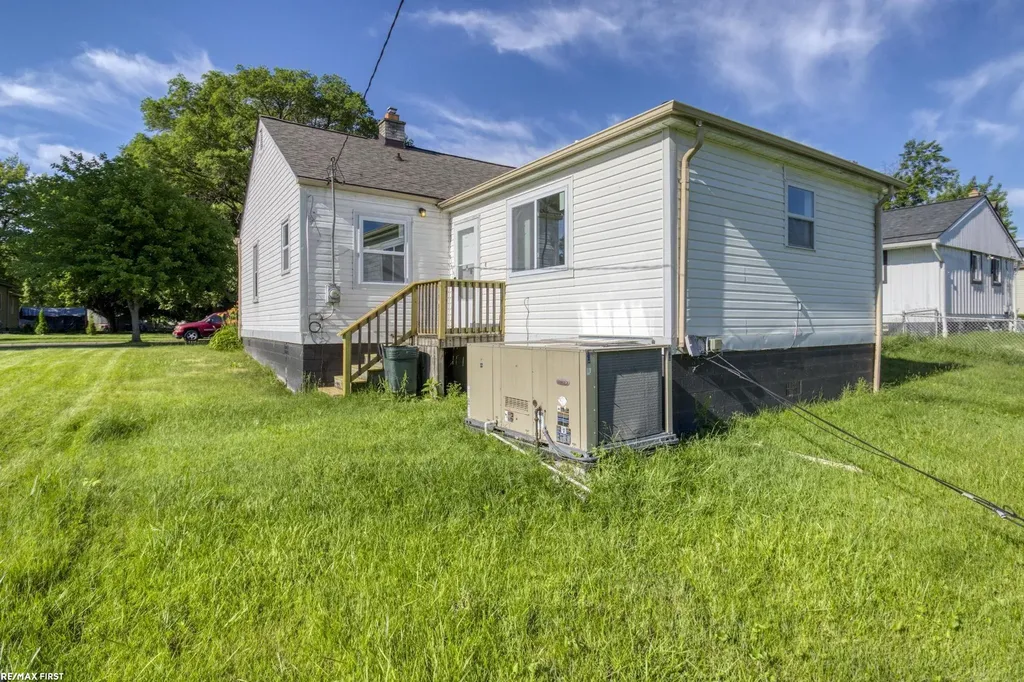 49 Fessenden St Street Mt. Clemens City MI 48043