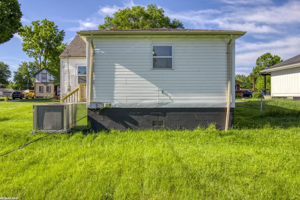 49 Fessenden St Street Mt. Clemens City MI 48043