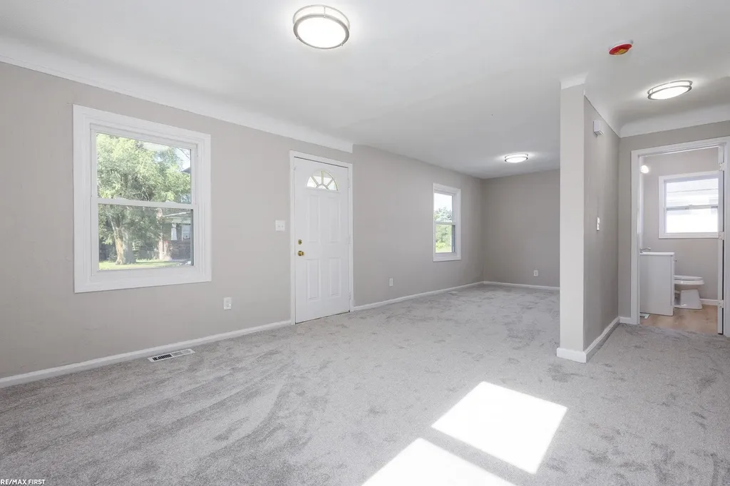 49 Fessenden St Street Mt. Clemens City MI 48043