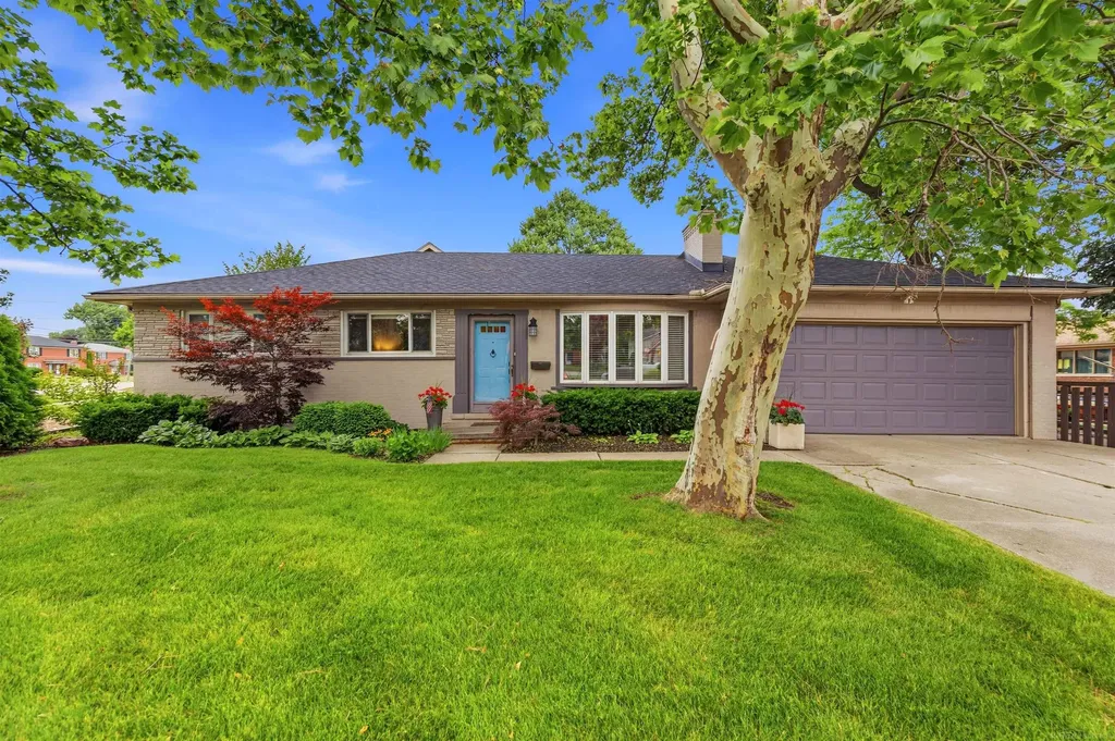 26360 Jefferson Avenue St. Clair Shores City MI 48081