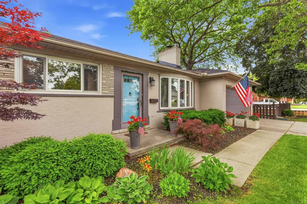 26360 Jefferson Avenue St. Clair Shores City MI 48081
