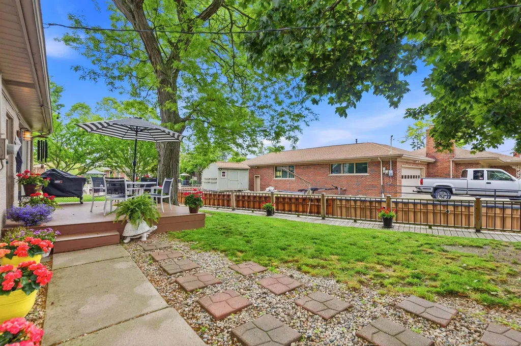 26360 Jefferson Avenue St. Clair Shores City MI 48081