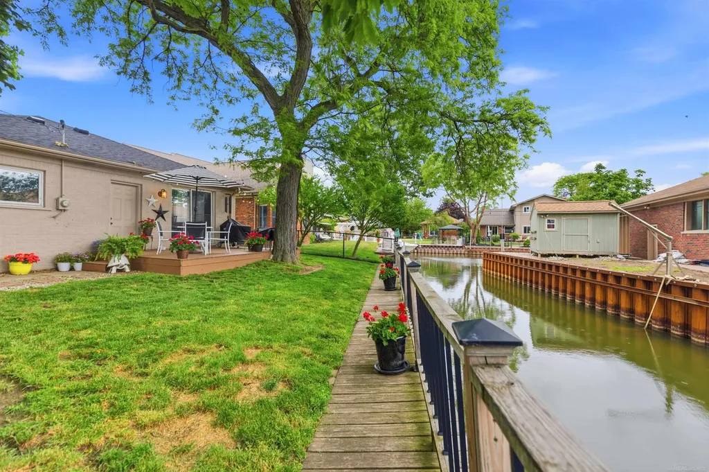 26360 Jefferson Avenue St. Clair Shores City MI 48081