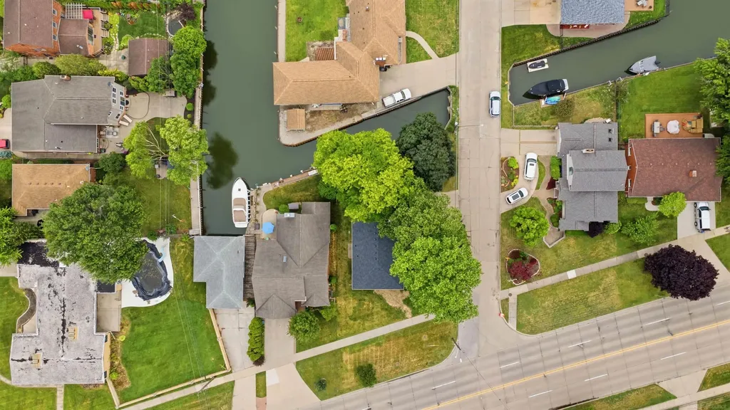26360 Jefferson Avenue St. Clair Shores City MI 48081