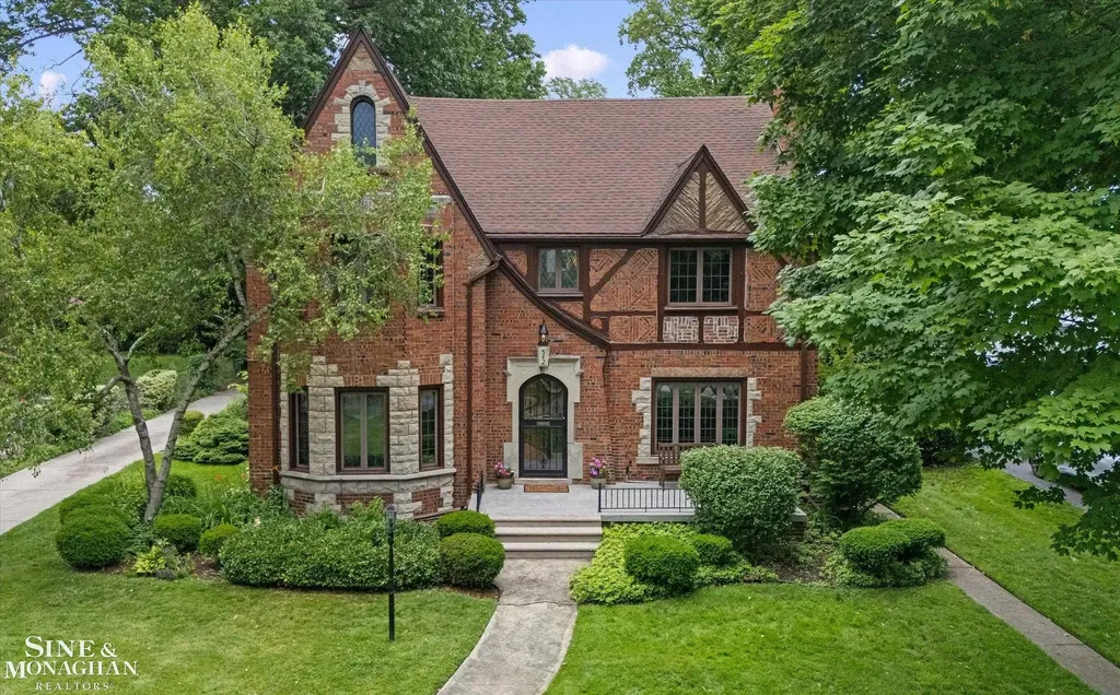 542 Lakepointe Street Grosse Pointe Park City MI 48236