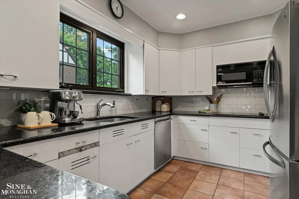 542 Lakepointe Street Grosse Pointe Park City MI 48236