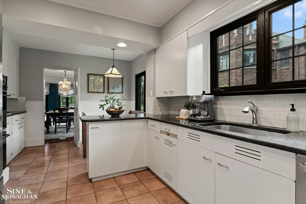 542 Lakepointe Street Grosse Pointe Park City MI 48236