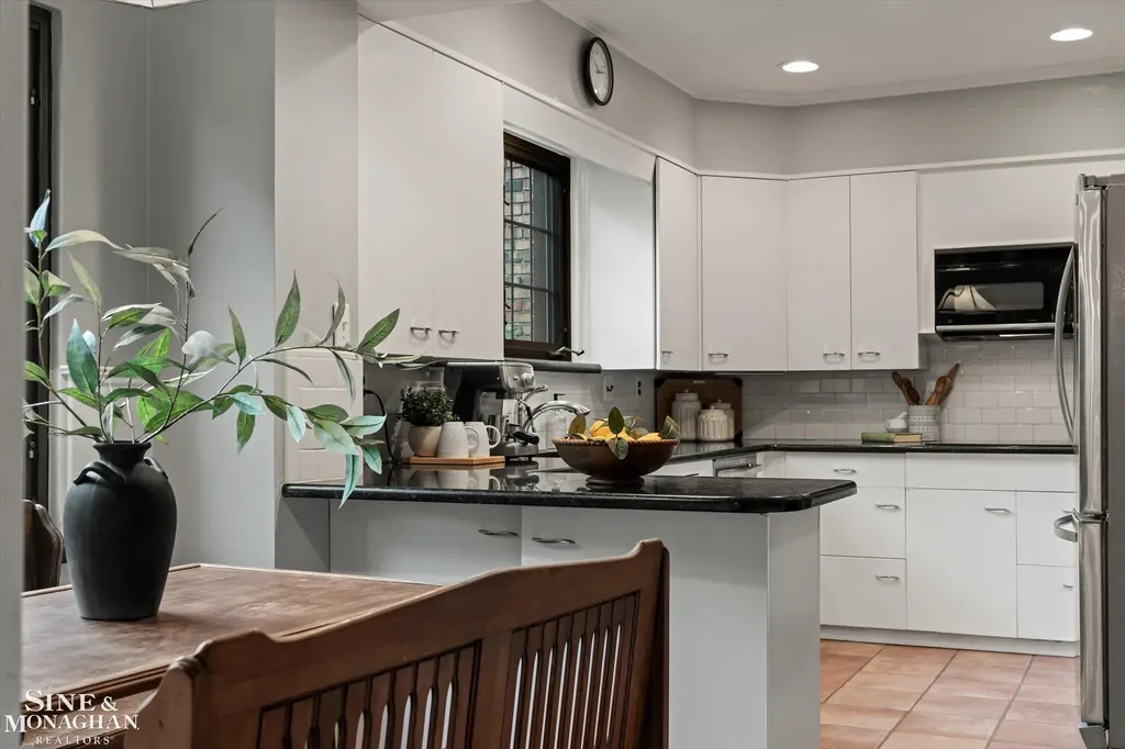 542 Lakepointe Street Grosse Pointe Park City MI 48236