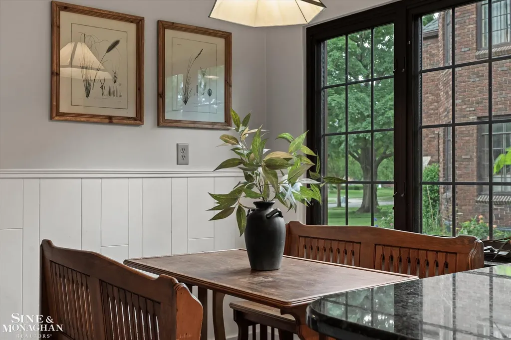 542 Lakepointe Street Grosse Pointe Park City MI 48236